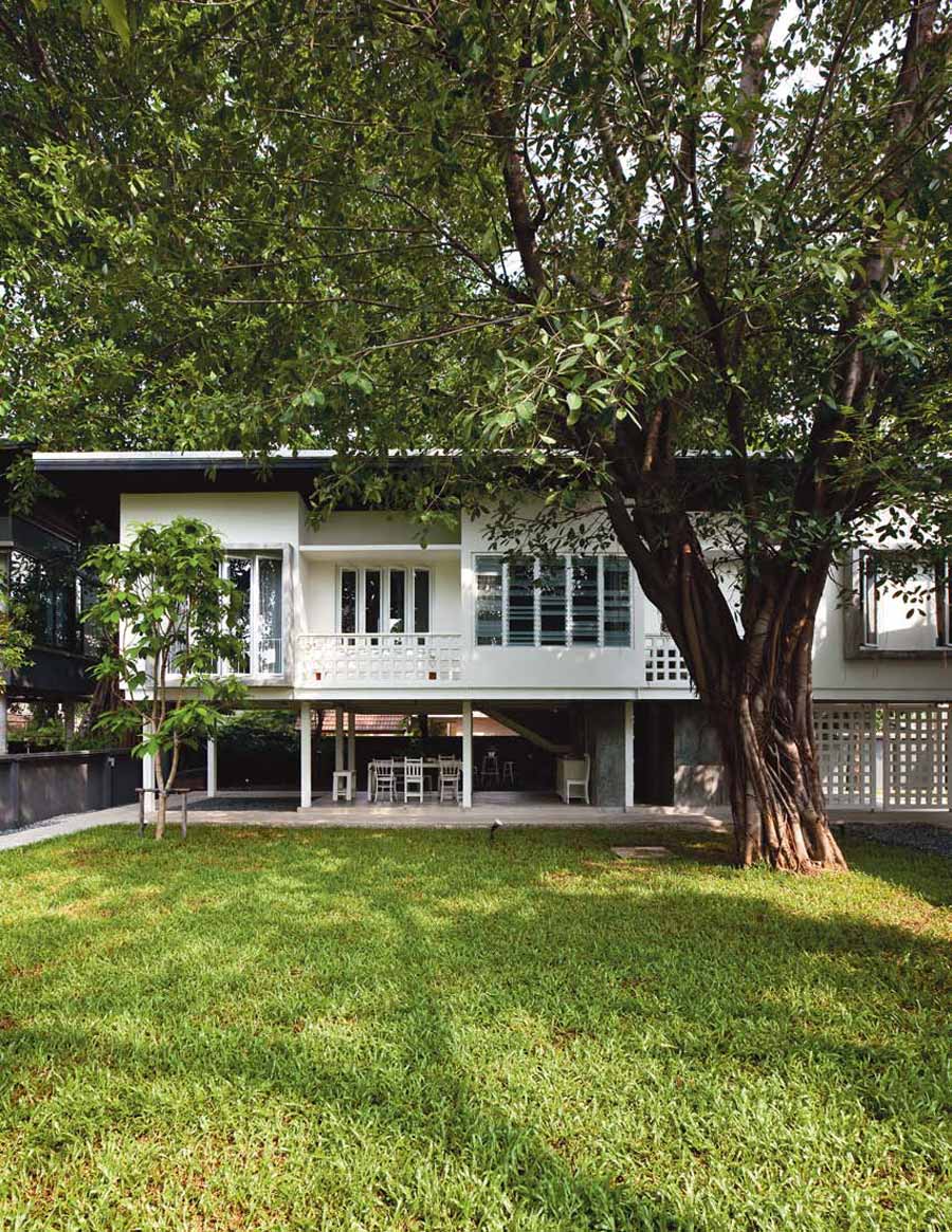 บ้านสองชั้นสีขาว ใต้ถุนสูง บ้านโมเดิร์นวิถีไทย