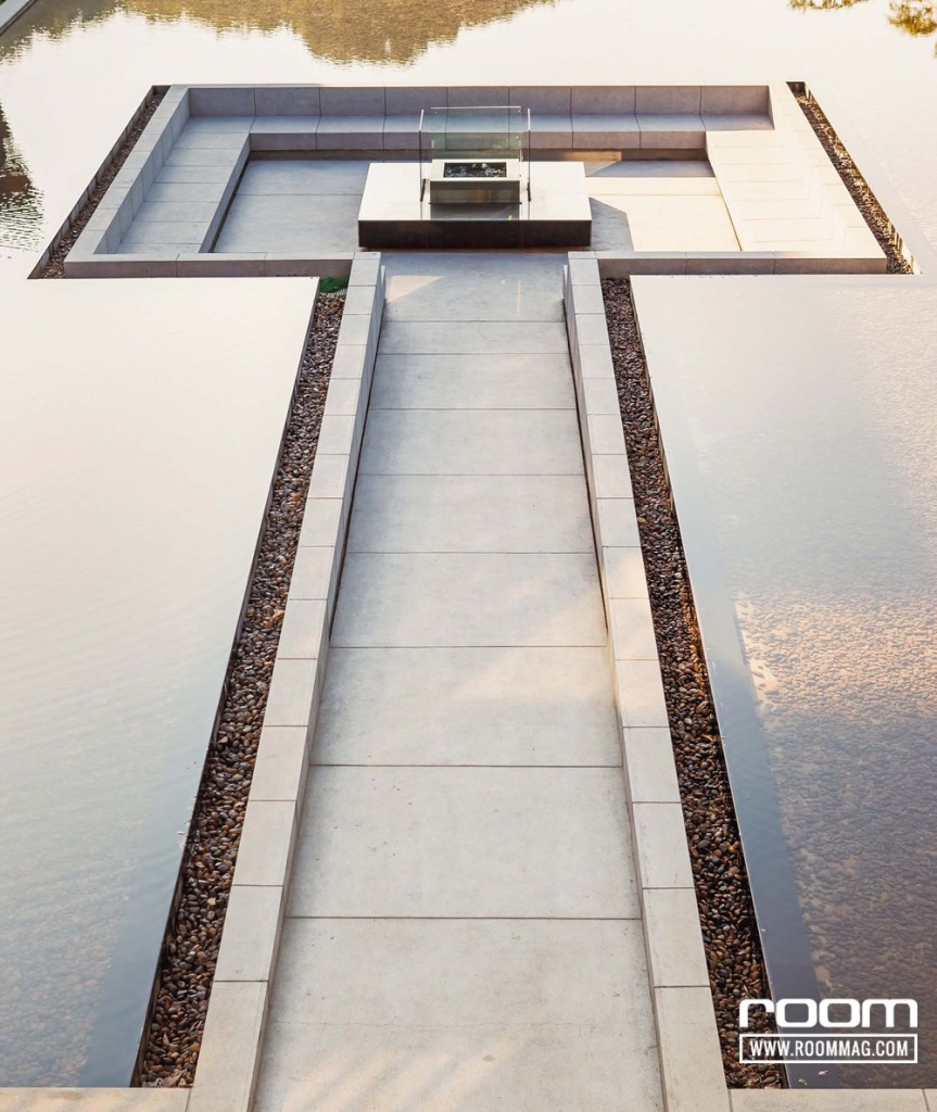 ส่วน Fire Place ดีไซน์ให้ลดระดับเสมอกับขอบสระน้ำ Reflection โดยออกแบบเป็นทางเดินทรายล้างลึกลงไป 85 เซนติเมตร เว้นระยะพื้นทีด้านข้างเพื่อโรยกรวดสีเข้มตัดกับสีนวลของทรายล้างเน้นให้ทางเดินนี้ดูโดดเด่นขึ้นเพื่อเป็นจุดนำสายตา