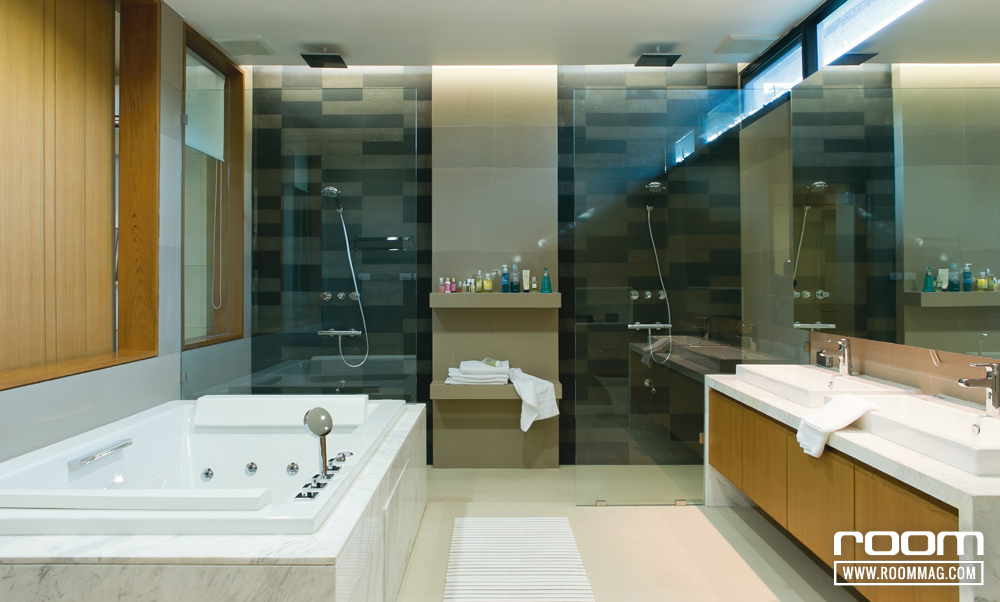 ห้องน้ำในห้องนอนใหญ่ตกแต่งอย่างเรียบง่าย ออกแบบให้มีส่วนอาบน้ำในอ่างจากุซซี่ และส่วนอาบน้ำแบบดับเบิ้ลชาวเวอร์และเคาน์เตอร์อ่างล้างมือสำหรับใช้งานพร้อมกันสองคน