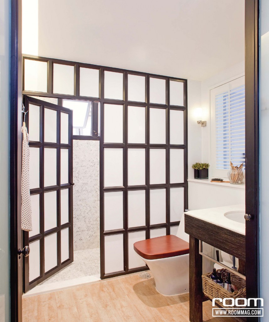 คุณโอ๊ตเปลี่ยนอ่างอาบน้ำในห้องเดิมให้กลายเป็นชาวเวอร์ กั้นส่วนเปียกและแห้งด้วยผนังกรอบเหล็กลายตารางสีดำ หน้าต่างด้านข้างสามารถเปิดทะลุกับห้องนอนเพื่อให้มีระยะทอดสายตา พร้อมเปิดรับแสงธรรมชาติให้สาดส่องเข้ามาได้มากขึ้น