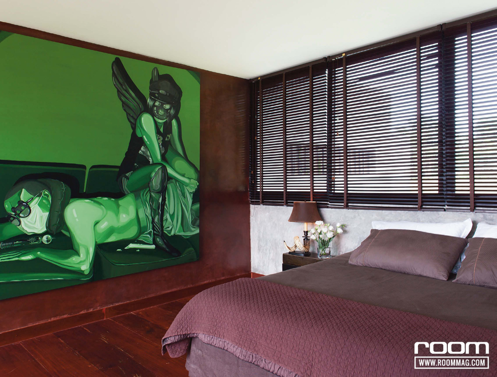ห้องนอนบรรยากาศเรียบเท่ โดดเด่นด้วยภาพวาดสีเขียวสดฝีมือคุณปาล์ม - ปรียวิศว์ นิลจุลกะ นักร้องนำวง Instinct ที่เรารู้จักกันดี