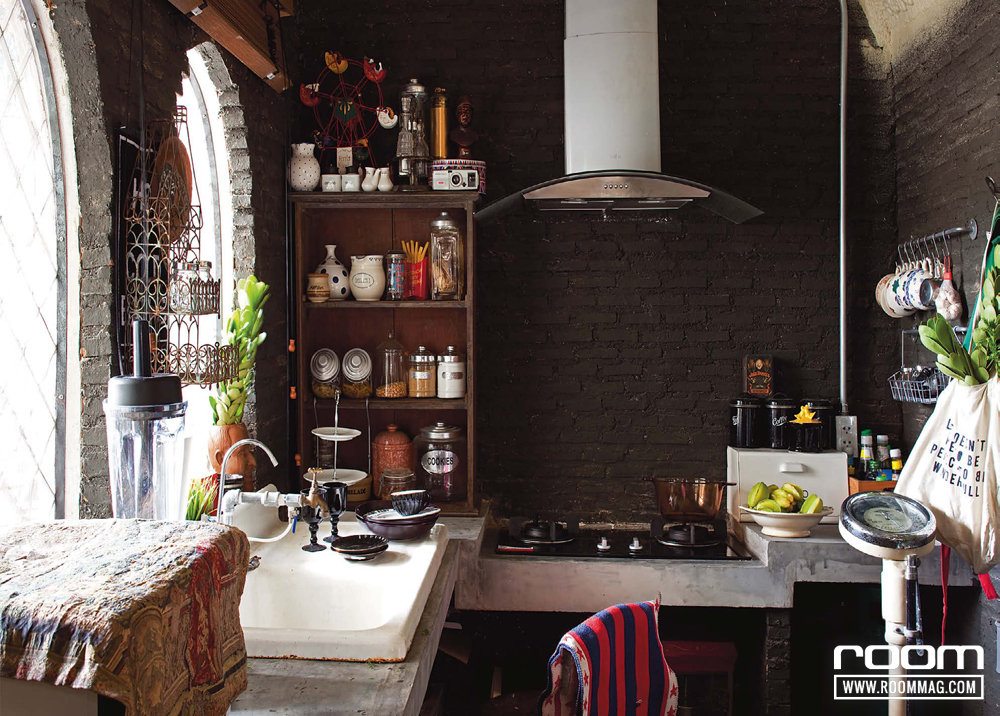 ห้องครัวสีดำสุดเท่ โดดเด่นด้วยช่องหน้าต่างทรงโค้งให้ความรู้สึกเหมือนบ้านในต่างประเทศ อีกทั้งภาชนะเครื่องครัวที่เลือกใช้ยังเข้ากับพื้นผิวสีดำได้อย่างดี