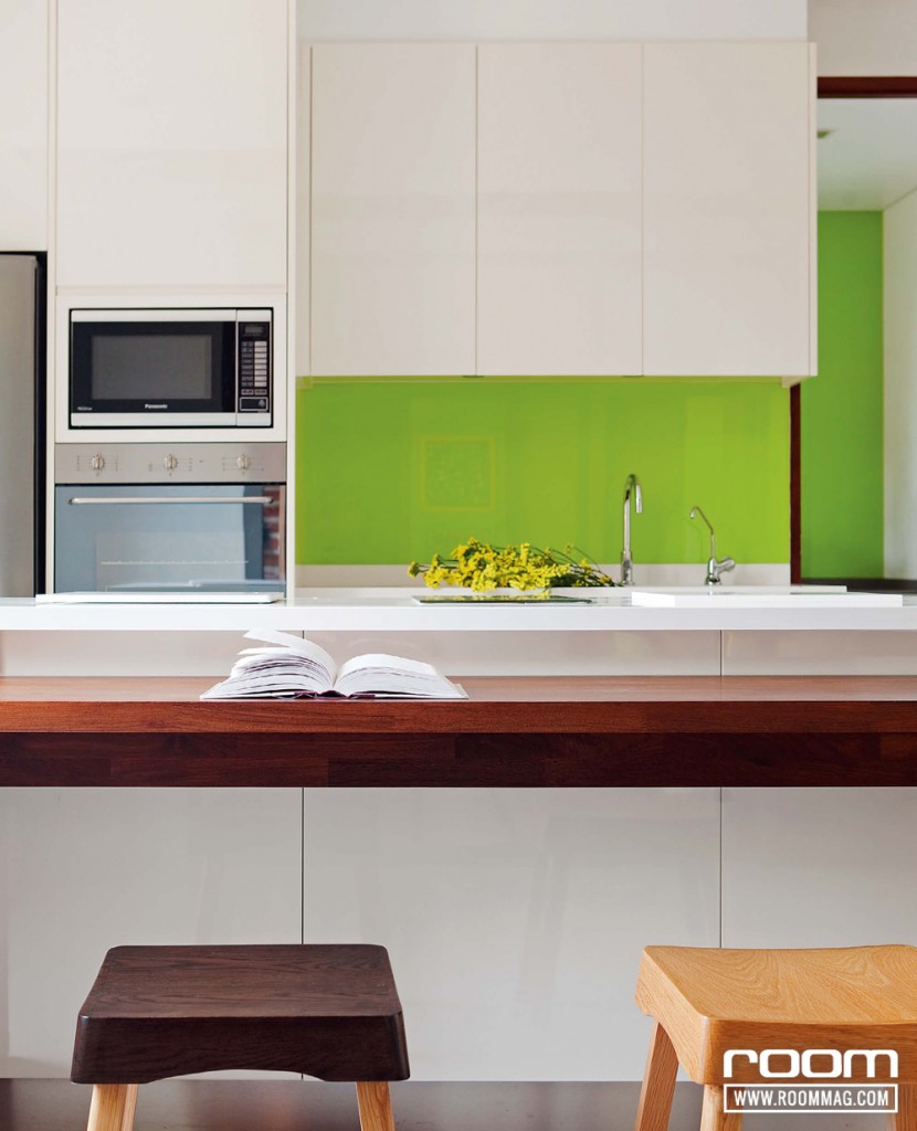 ห้องครัวสีขาวสะอาดตาดูแตกต่างจากมุมอื่น ๆ ในบ้าน ผนังสีเขียวช่วยเติมความสดใสที่สื่อถึงธรรมชาติตามคอนเซ็ปต์หลักในรูปแบบที่โมเดิร์นขึ้น