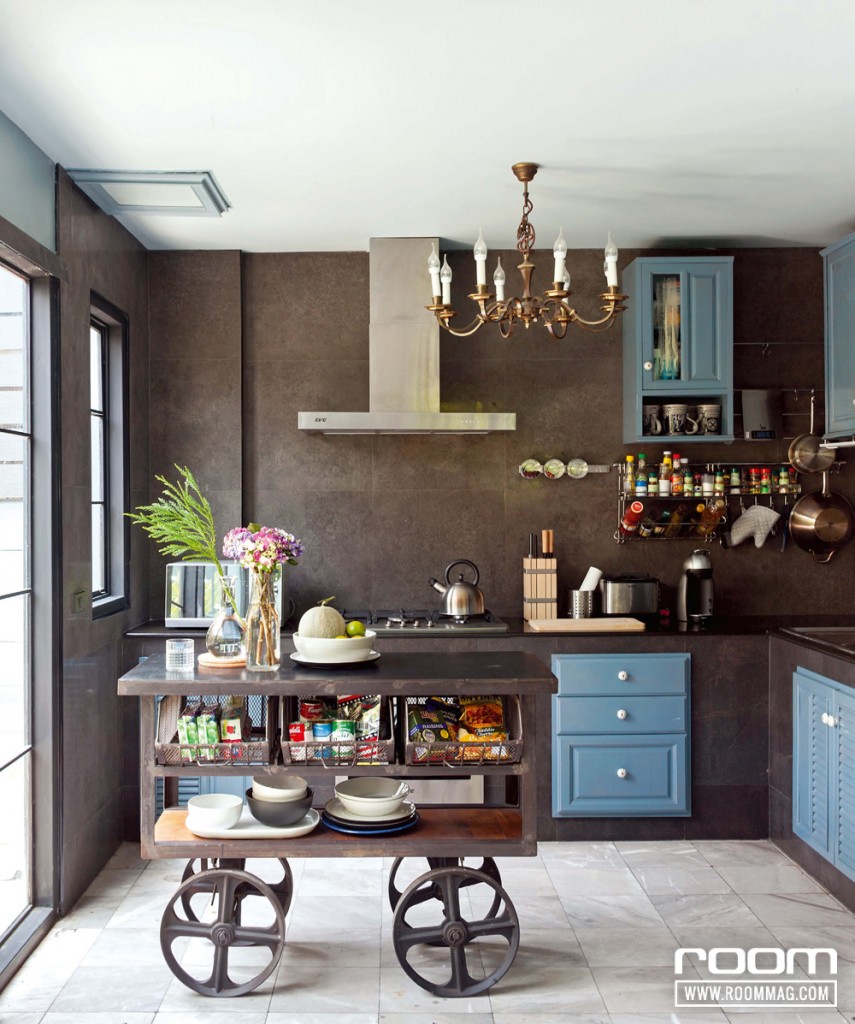 ตู้ครัวดัดแปลงหน้าบานตู้ไม้สักโบราณนำมาทาสีฟ้าซึ่งเป็นเฉดสีที่คุณบาสเลือกด้วยตัวเอง
