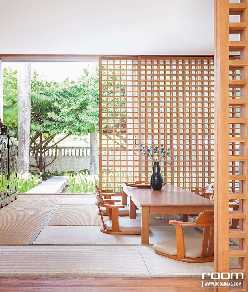 ห้องชงชาสะท้อนวิถีชีวิตแบบญี่ปุ่นด้วยการปูพื้นด้วยเสื่อทาตามิ พร้อมชุดโต๊ะเก้าอี้สําหรับนั่งพื้น ออกแบบประตูบานเลื่อนสองช้ัน โดยให้ประตูชั้นในสุดเป็นระแนงไม้ซ้อนอยู่ด้านหลังประตูบานเลื่อนกระจก สามารถเปิดโล่งเพื่อรับลมและมองเห็นสวนหย่อมได้รอบด้านตามแบบฉบับของบ้านญี่ปุ่น