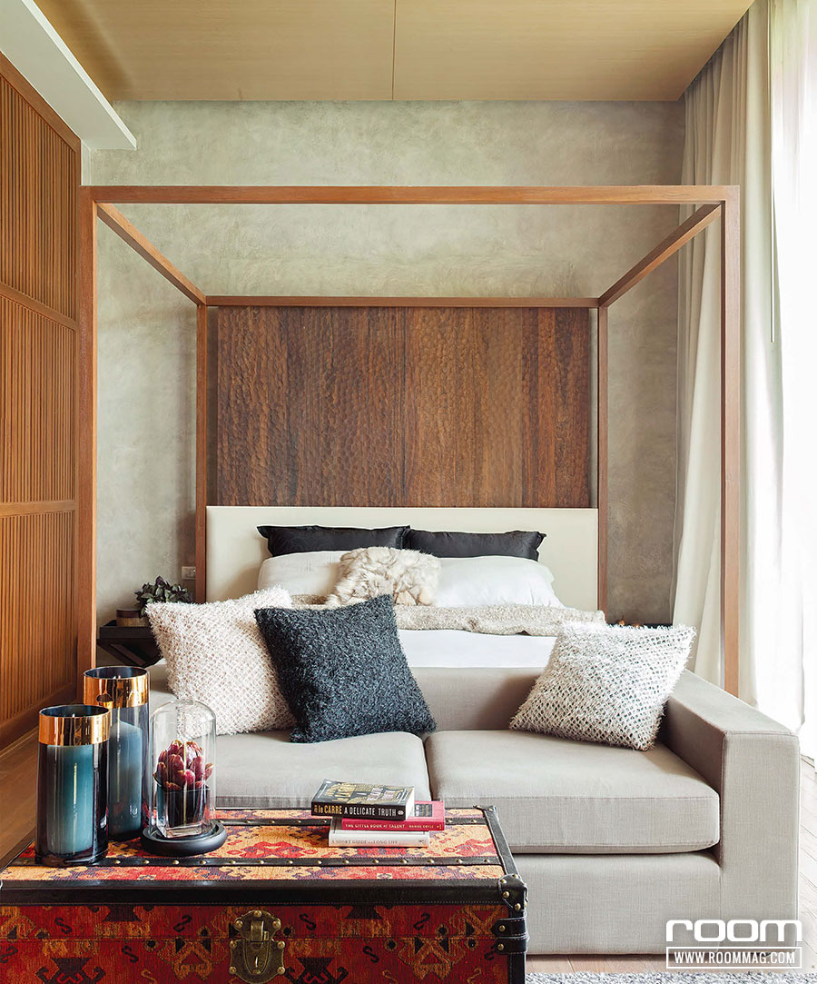 ห้องนอนใหญ่โทนสีครีมผสมกับไม้ให้ความรู้สึกอบอุ่นสบายตา โดดเด่นด้วยไม้รกฟ้าขูดลายท่ีส่ังทําเพื่อตกแต่งหัวเตียงโดยเฉพาะรวมถึงการใช้หีบลายชนเผ่า เพื่อเพิ่มสีสันและกลิ่นอายแบบพื้นถิ่นเข้าไปด้วย 