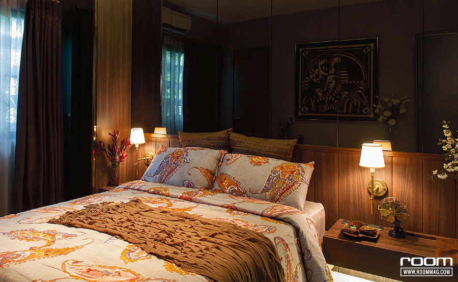 ห้องนอนบรรยากาศรีสอร์ตอบอุ่นด้วยแสงไฟวอร์มไวท์เข้ากับ เฟอร์นิเจอร์ไม้บิลท์อินท่ีให้ความรู้สึกถึงการพักผ่อนได้อย่างแท้จริง