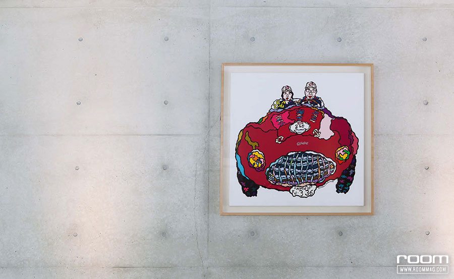 ภาพวาดคุณโคบายาชิกับรถสปอร์ต สีแดงคันโปรดขณะออกเดินทางท่องเที่ยว ในอิตาลี ซึ่งเป็นฝีมือของTodoroki Tomohiro ศิลปินชื่อดังชาวญี่ปุ่น