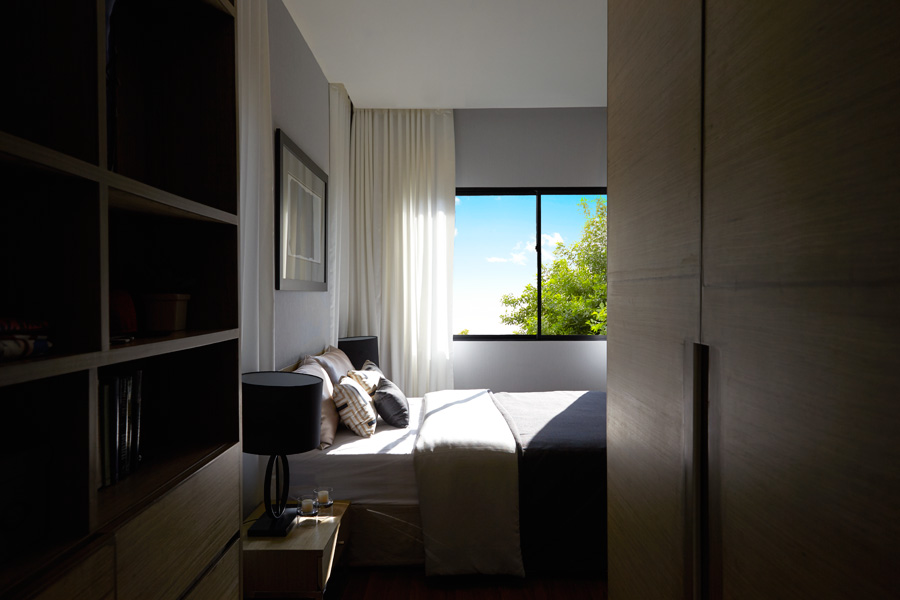 ห้องนอนที่เปิดรับความสดชื่นในยามเช้าผ่านหน้าต่างกระจก ให้คุณทอดสายตาชมทิวทัศน์