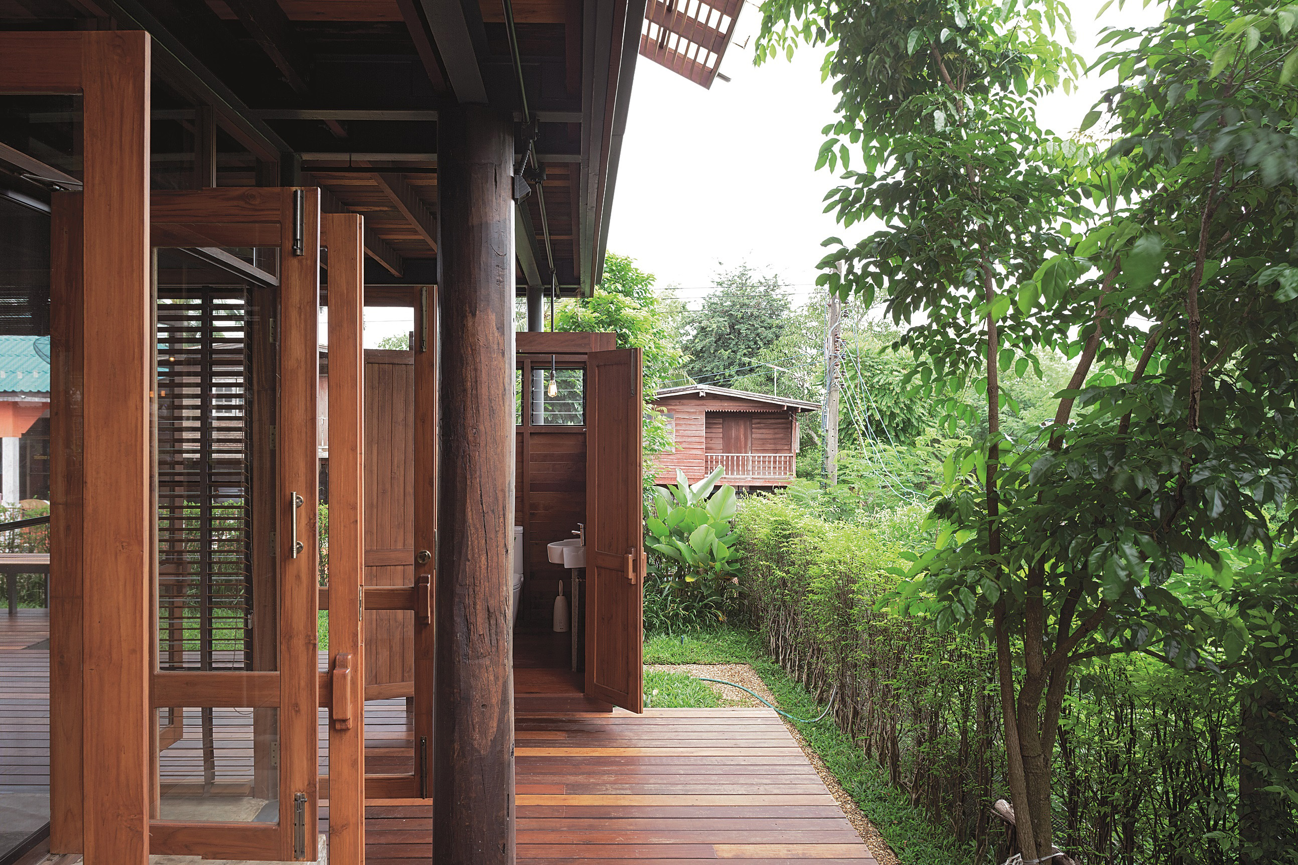 บ้านไม้.นโครงสร้างเหล็ก เฉลียงข้างบ้าน ประตูบานเปิด thaihouse
