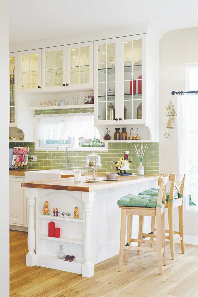 แบบห้องครัวสีขาว รูปตัวยู ท็อปเคาน์เตอร์ไม้ บิลท์อินตู้แขวน แบบห้องครัวสวยๆ