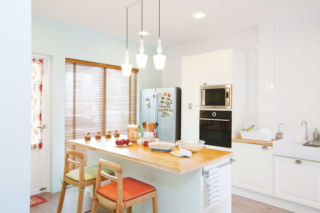 แบบห้องครัวขนาดเล็ก สีขาว มีไอส์แลนด์ แบบห้องครัวสวยๆ