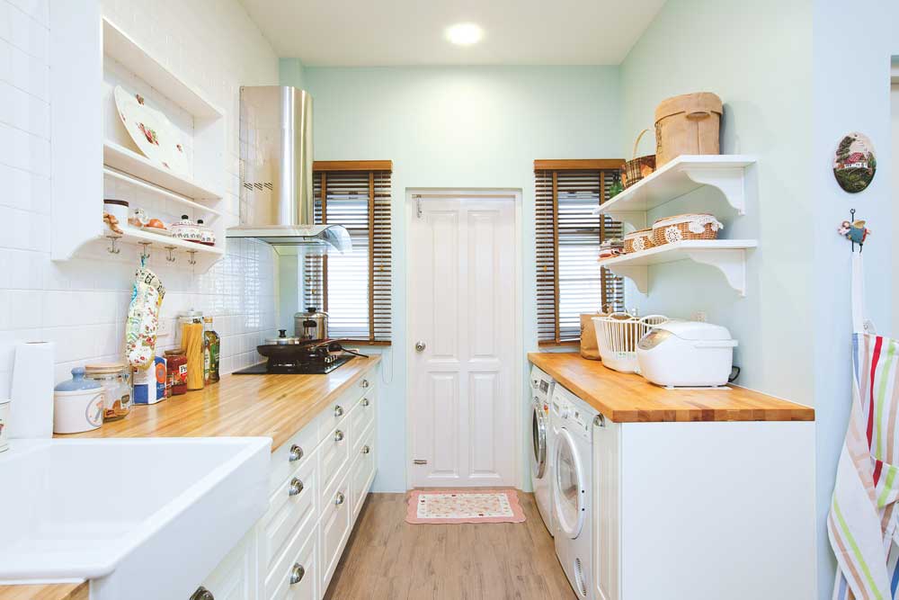 แบบห้องครัวสีขาว ท็อปเคาน์เตอร์ไม้ สไตล์ zakka 