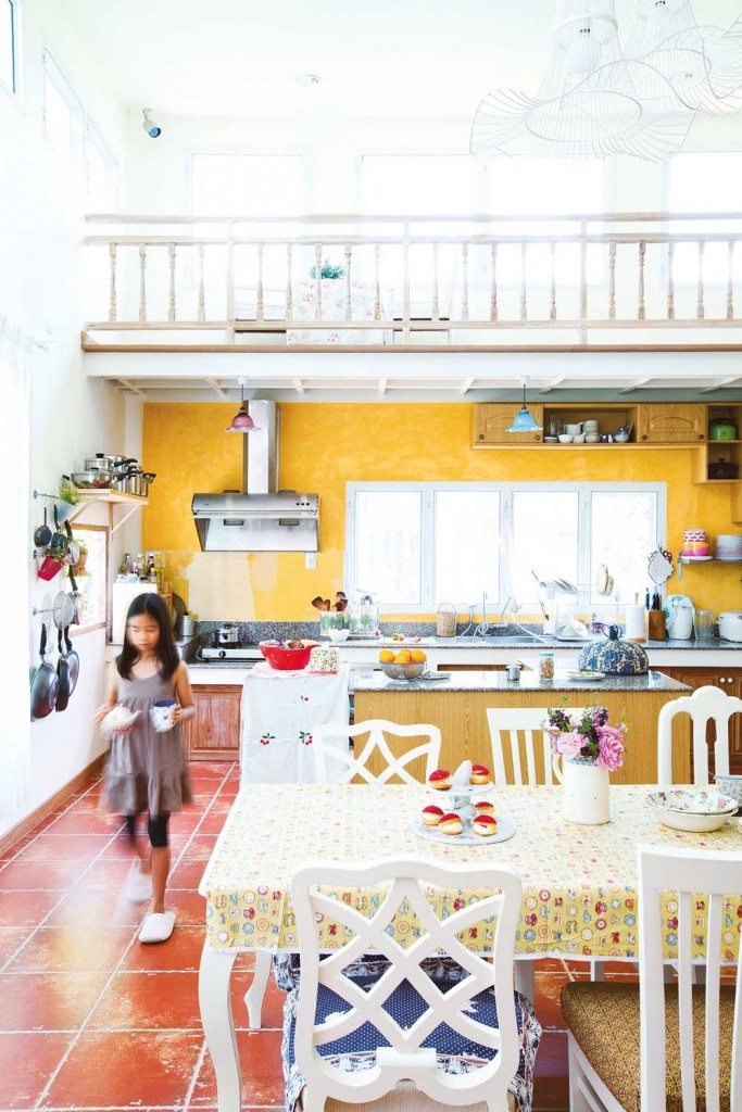 แบบห้องครัว สีเหลืองเปิดโล่ง