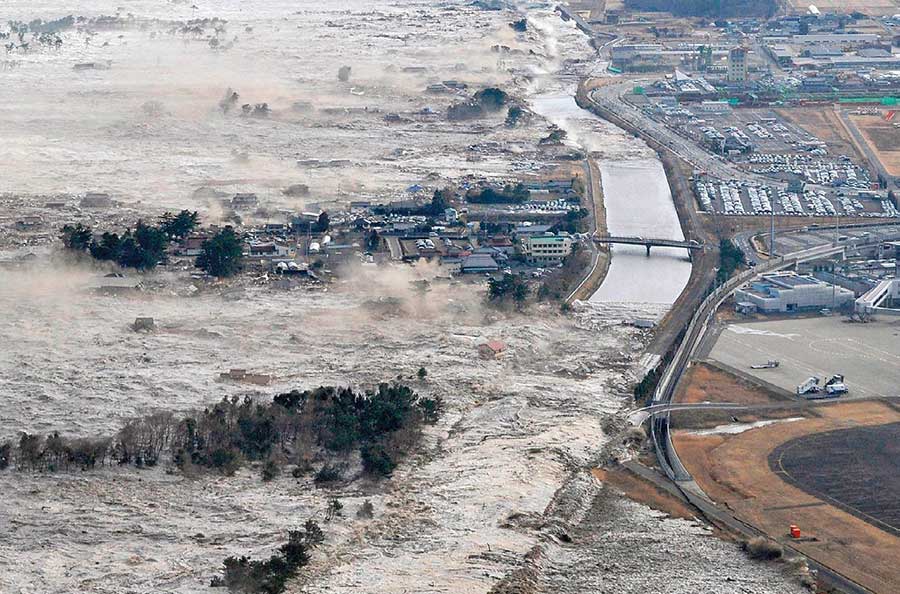 เหตุการณ์สึนามิในญี่ปุ่นเมื่อปี ค.ศ.2011 ซึ่งเกิดจากแผ่นดินไหวขนาดใหญ่ในมหาสมุทรแปซิฟิก โดยมีศูนย์กลางความเสียหายอยู่ที่เมืองเซนได แผ่นดินไหวและสึนามิครั้งน้ีนับเป็นหายนะท่ีร้ายแรงท่ีสุดที่ญี่ปุ่นเคยเผชิญตั้งแต่หลังสงครามโลกคร้ังท่ี 2 (Photo: matichon.co.th)
