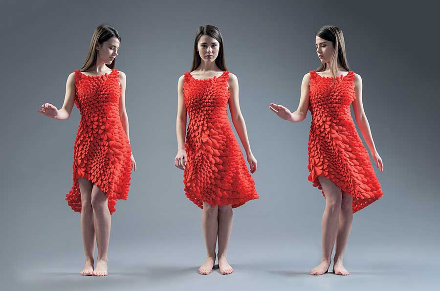 “Kinematics Dress” เกิดจากชิ้นส่วนของเครื่องพิมพ์สามมิติกว่าพันชิ้น เช่ือมกันด้วยข้อต่อ ทําให้เคลื่อนไหวแนบไปกับร่างกาย พร้อมสั่งทําแบบคัสตอมไมซ์ได้ (n-e-r-v-o-u-s.com) 