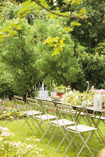 โต๊ะทานอาหารสีขาวกลางสวน