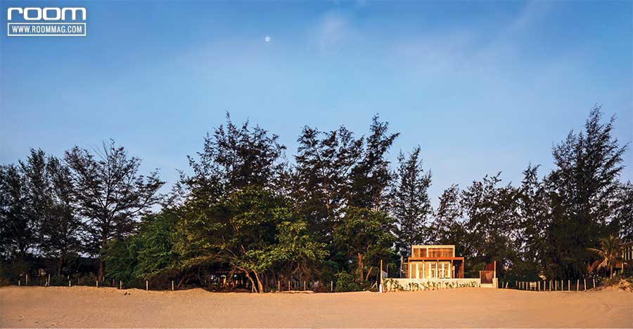 บ้านพักตากอากาศริมชายทะเลปราณบุรี รายล้อมด้วยทิวสนซึ่งเป็นที่มาของแรงบันดาลใจในการออกแบบ