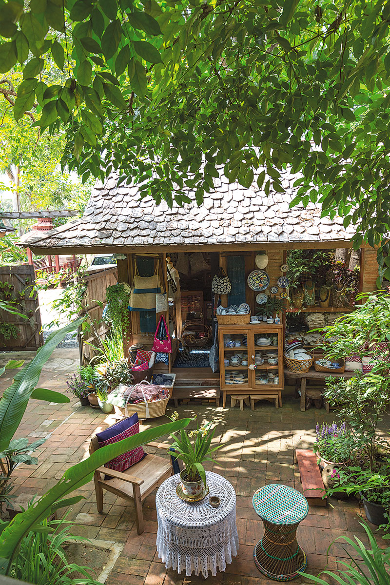 บ้านไม้ มุมนั่งเล่นนอกบ้าน ใต้ถุนสูง บ้านไทยโบราณ เรือนไทย 