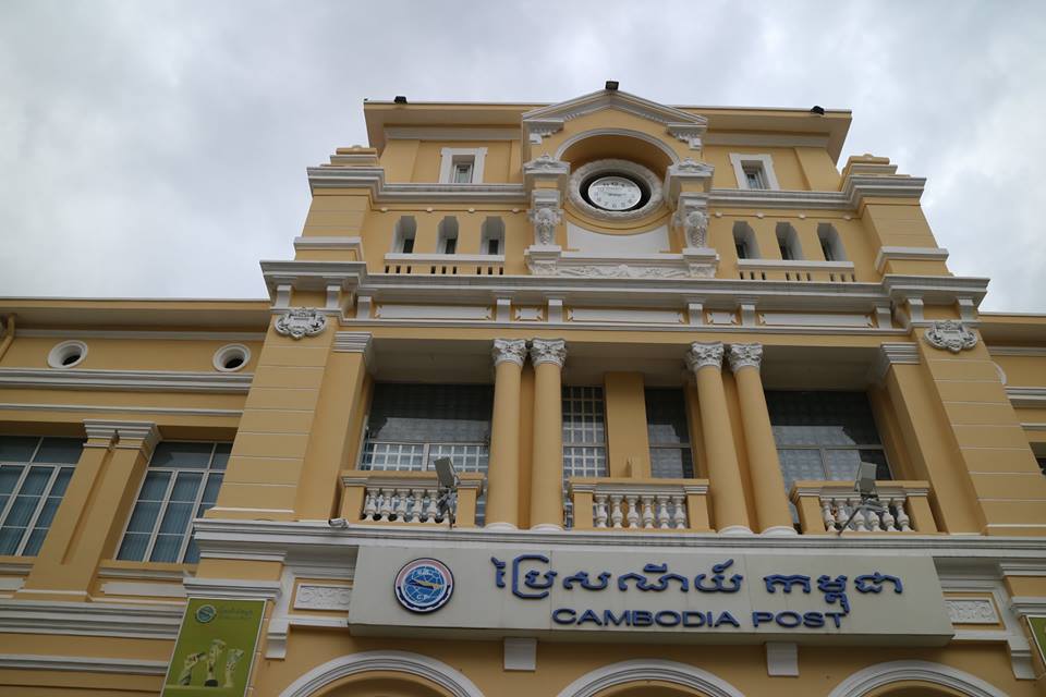 Cambodia Post สถาปัตยกรรมฝรั่งเศสที่ยังอยู่ในสภาพที่ดีมาก แต่อาคารอื่นๆในยุคเดียวกันหลายตึกอาจจะไม่ได้เป็นแบบน