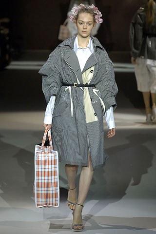 ภาพ : http://www.vogue.com/fashion-shows/spring-2007-ready-to-wear/louis-vuitton
