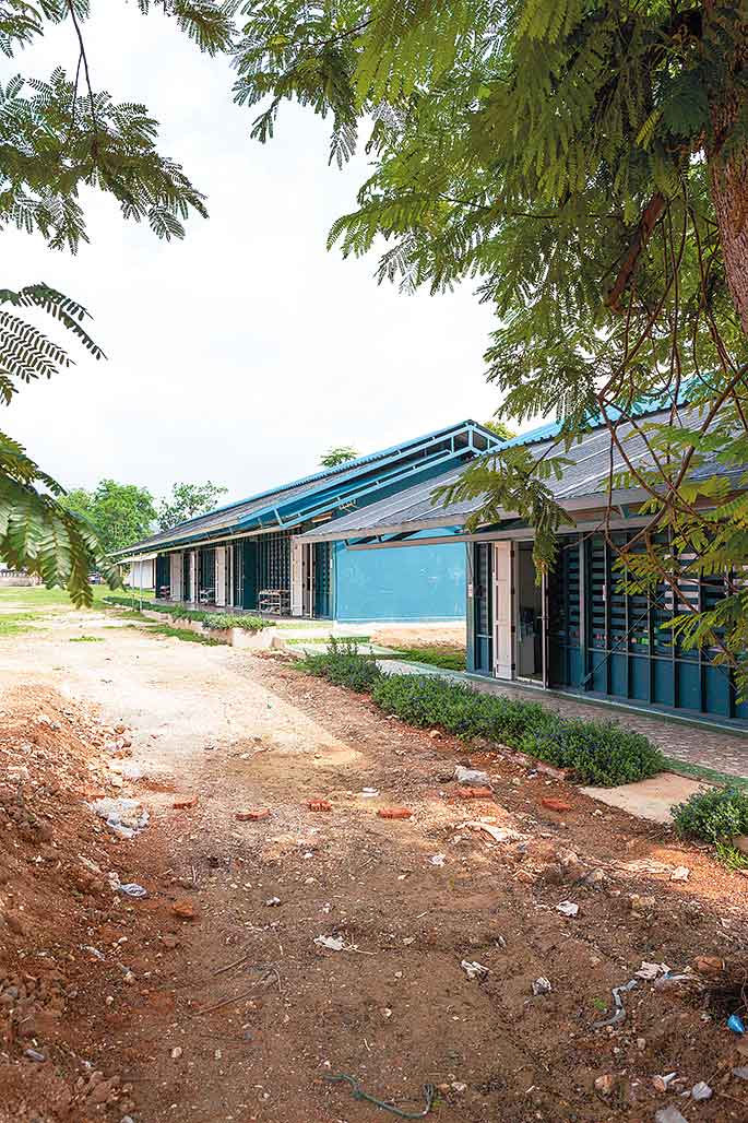 ห้องพักครูเป็นอาคารต่อเนื่องจากห้องเรียนซึ่งใช้รูปแบบทางสถาปัตยกรรมแบบเดียวกัน