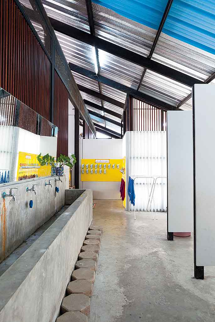 ด้านหลังของห้องเรียนเป็นห้องน้ำ ซึ่งใช้งานเฉพาะห้องเรียนสำหรับเด็กปฐมวัย