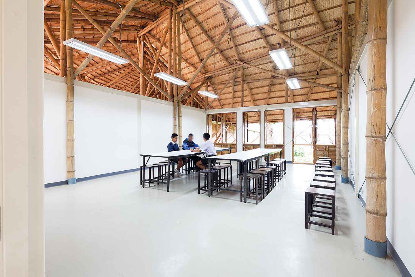 ห้องเรียนที่เปิดเพดานโล่ง เห็นโครงสร้างไม้ไผ่ได้อย่างชัดเจน บานหน้าต่างสามารถเปิดออกเป็นประตูได้ ตามความตั้งใจของผู้ออกแบบที่อยากให้พื้นที่ภายนอกและภายในเชื่อมถึงกัน