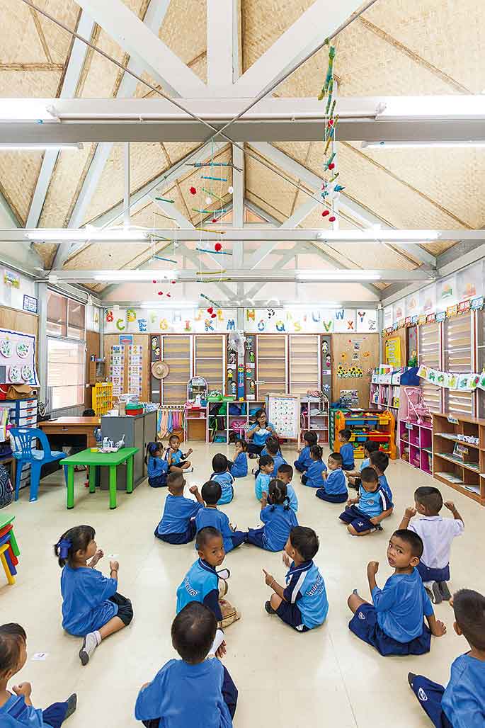 ห้องเรียนที่จะเห็นโครงสร้างอาคารเพื่อป้องกันแผ่นดินไหว แต่กลับกลายเป็นคานสำหรับแขวนของเล่นของเด็กๆได้อย่างดี