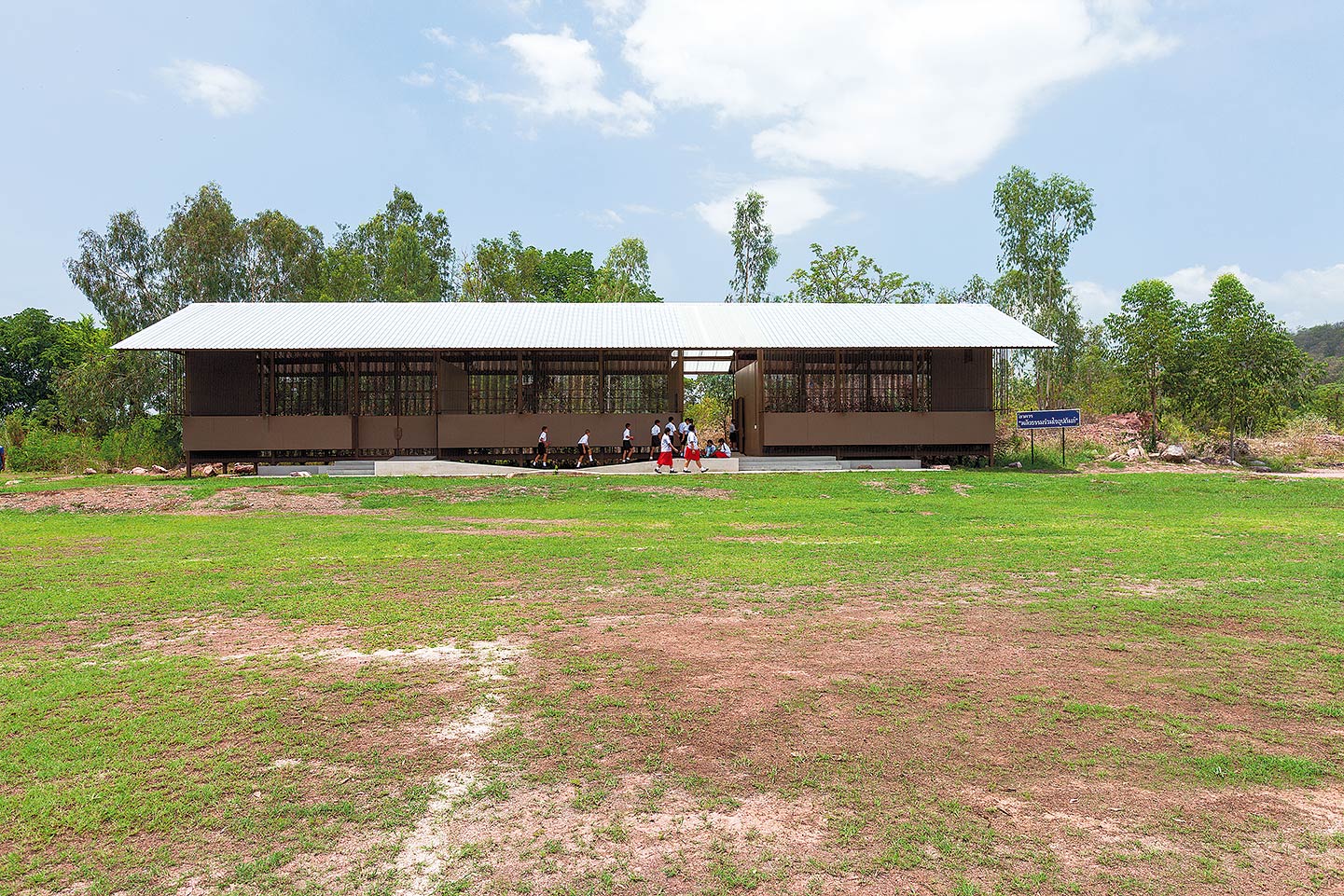 ห้องเรียนพอดีพอดีของโรงเรียนบ้านดอนตันตั้งอยู่ริมสนามฟุตบอลของโรงเรียน