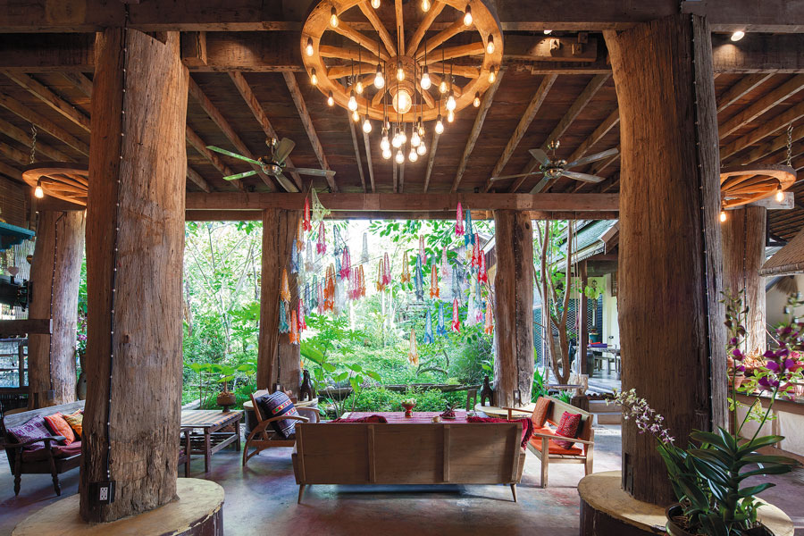 ห้องนั่งเล่นในบ้านไม้ บ้านไทย 