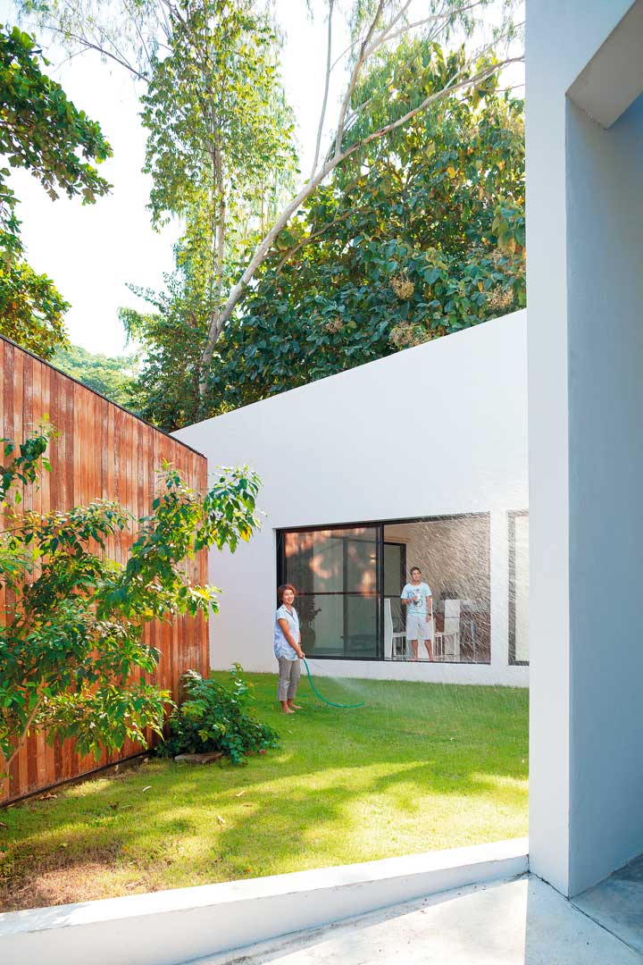 minimalismhouse บ้านปูนสีขาวผสมไม้