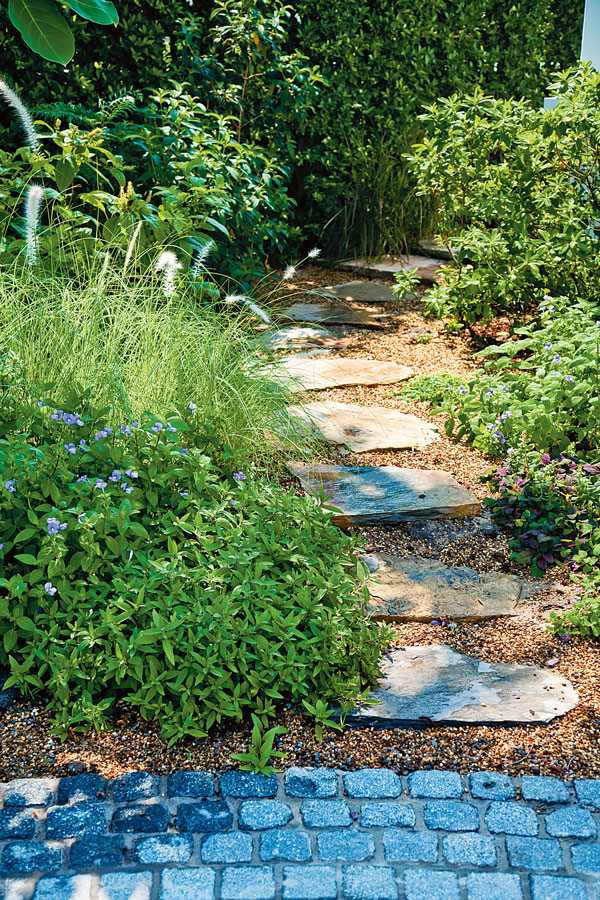 ทางเดินในสวนปูด้วยหินกาบ โรยหินกรวดแม่น้ำสีน้ำตาล แบบทางเดินในสวนข้างบ้าน