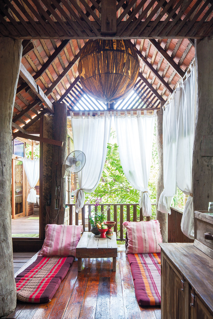 มุมนั่งเล่นในบ้านไม้ บ้านไทย ร่วมสมัย