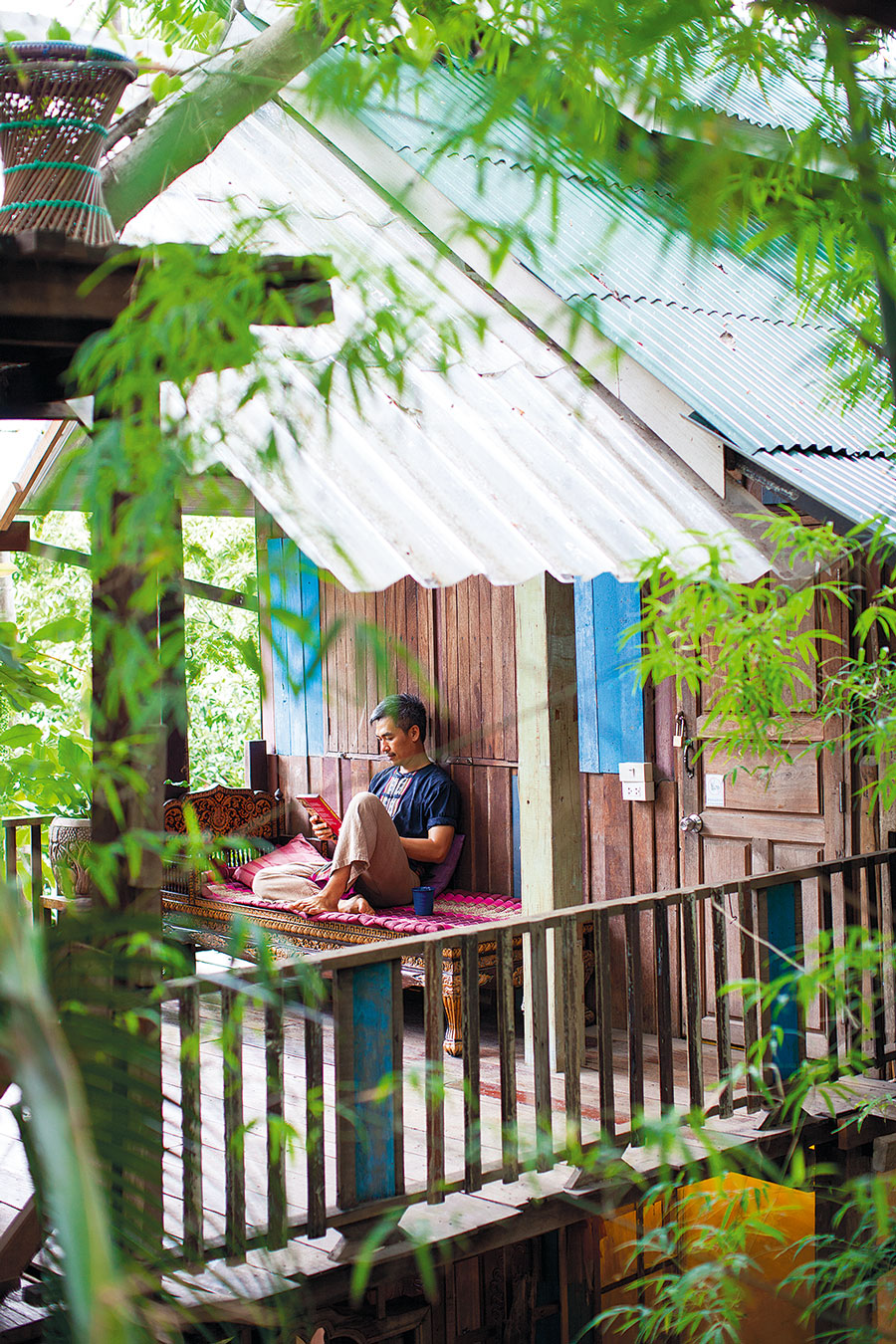 มุมนั่งเล่นนอกบ้านไม้ บ้านไทย ร่วมสมัย