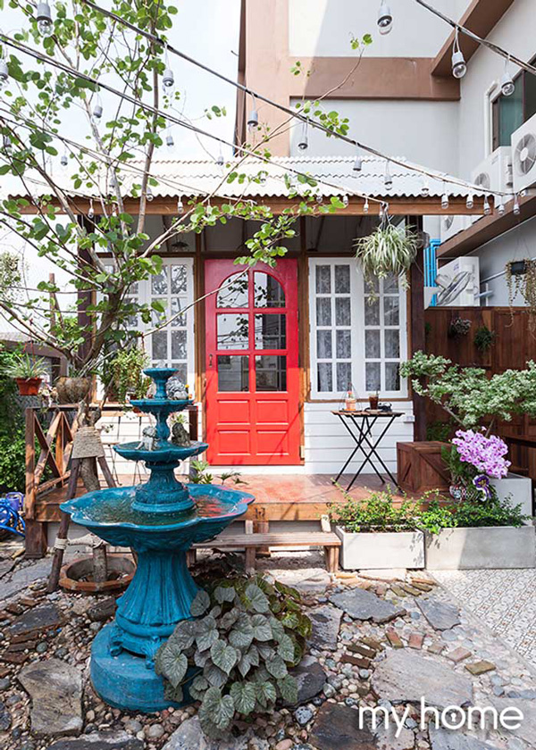 คาเฟ่ย่านเสรีไทย บ้านหลังเล็ก ประตูสีแดง Once upon a tree cafe