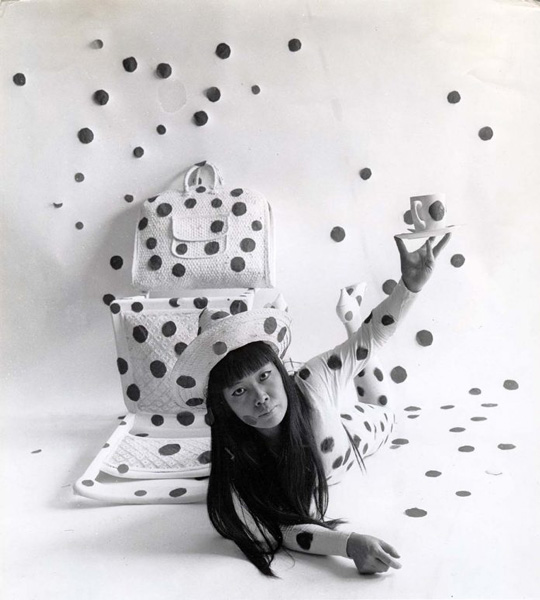 การแสดงสดของ ยาโยอิ คุซามะ "Self Obliteration by Dots 1968