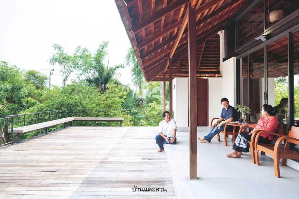 มุมนั่งเล่นนอกบ้าน ชานบ้าน บ้านไทย บ้านใต้ถุนสูงริมคลอง
