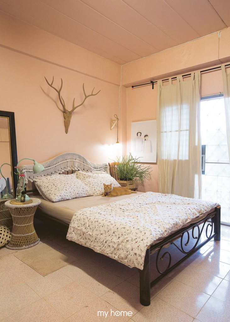 แบบห้องนอนสีชมพู ห้องนอนหวานๆ ผ้าปูที่นอนลายดอกไม้