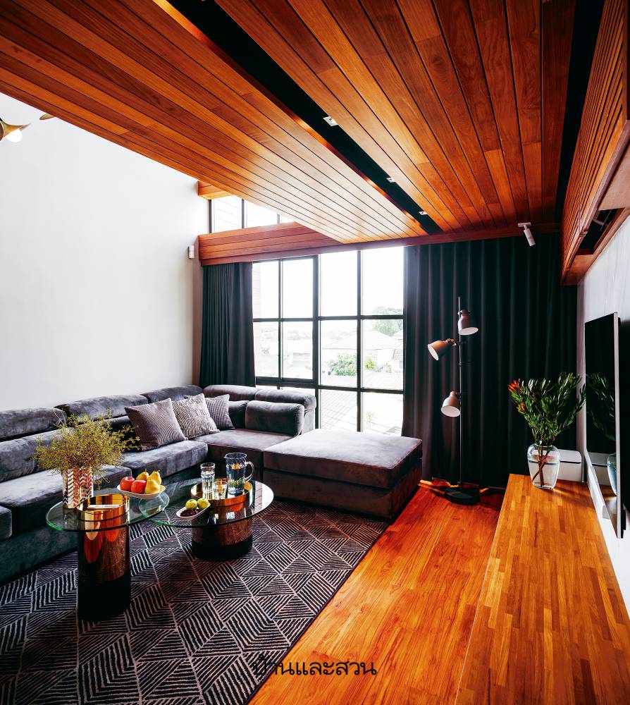 แบบห้องนั่งเล่นแต่งด้วยไม้ในบ้านสไตล์โมเดิร์นทรอปิคัล