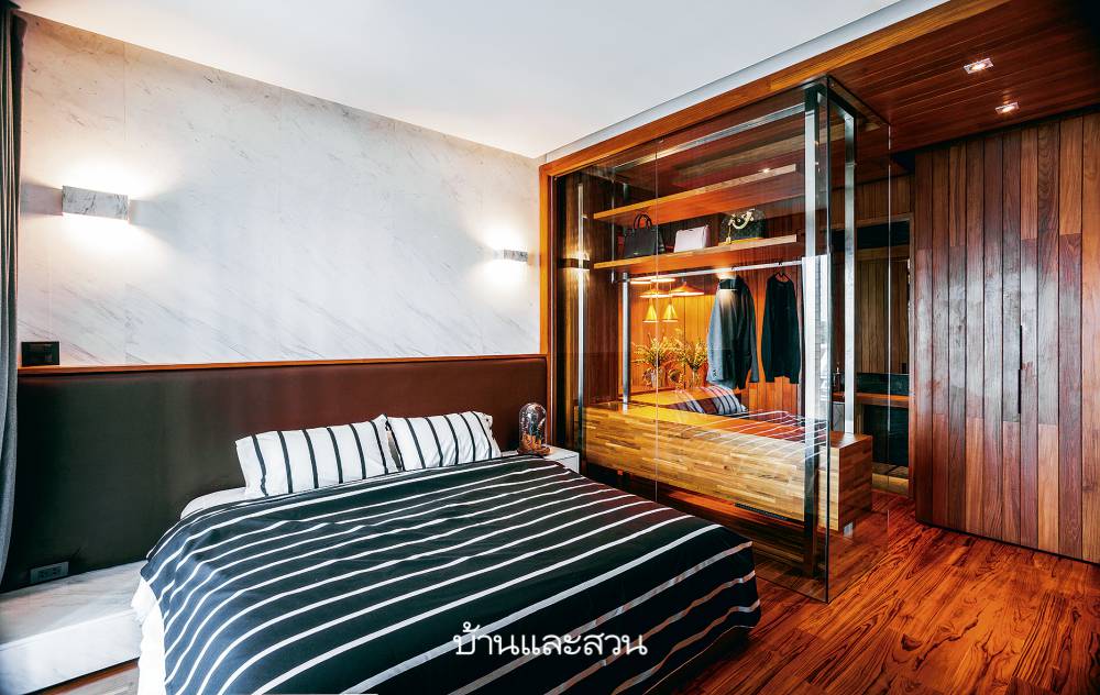 แบบห้องนอนพื้นไม้ในบ้านสไตล์โมเดิร์นทรอปิคัล