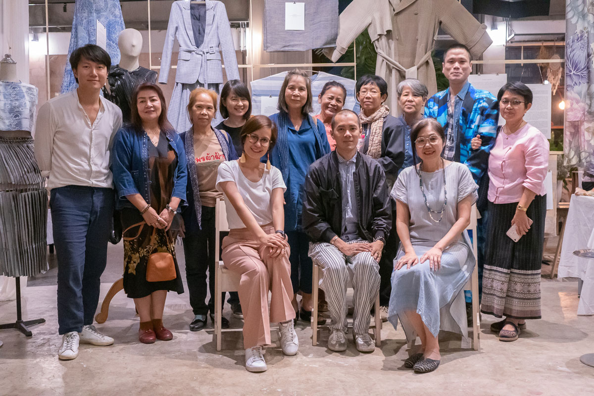 แถวยืน จากซ้าย คุณจูเลี่ยนฮวง เจ้าของ Weave Artisan Society และกลุ่มช่างทอ แถวนั่ง จากซ้าย คุณนก หุ้นส่วน Weave Artisan Society คุณอู๋ และคุณกุ้ง