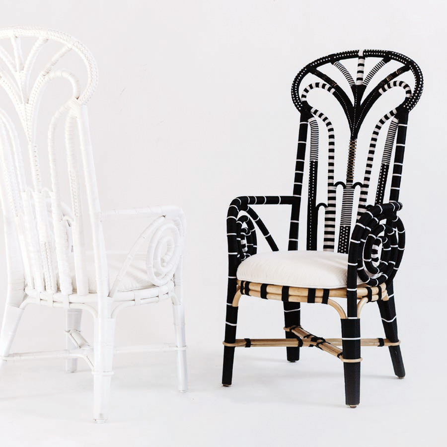 เก้าอี้ Savannah Dining Chair โดยแบรนด์ Yothaka เก้าอี้หวายที่ถูกพันด้วยเชื่องร่มสีขาว-ดำ โดยได้ไอเดียจากความสนใจในหลากหลายวัฒนธรรมของคุณสุวรรณ คงขุนเทียนผู้ออกแบบ นำเสนอในสไตล์แม๊กซิมัลลิสต์ เพื่อแสดงเอกลักษณ์ของความเป็นงานหัตถกรรมอย่างเต็มที่