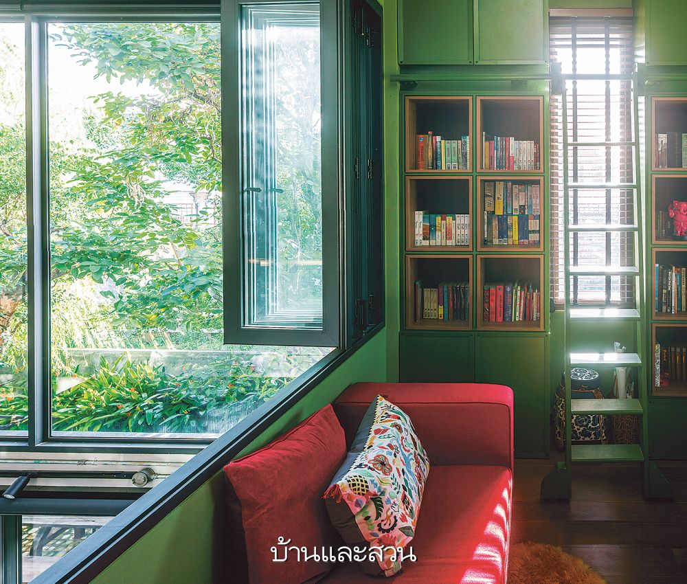 ห้องหนังสือ ห้องทำงาน ผนังสีเขียว โซฟาสีแดง ช่องหน้าต่าง