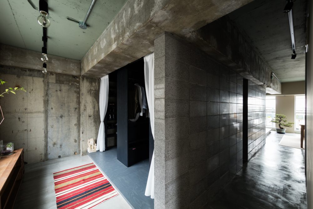 ห้อง Loft ที่อนุญาตให้รกและเลอะเทอะได้อย่างมีสไตล์ กับ Dwelling With Independent Concrete Block Wall  ห้องพักที่ Asano - Izue Architect Office ออกแบบให้คู่สามีภรรยาได้ทำตามใจปรารถนาด้วยแนวคิดที่แยบยล