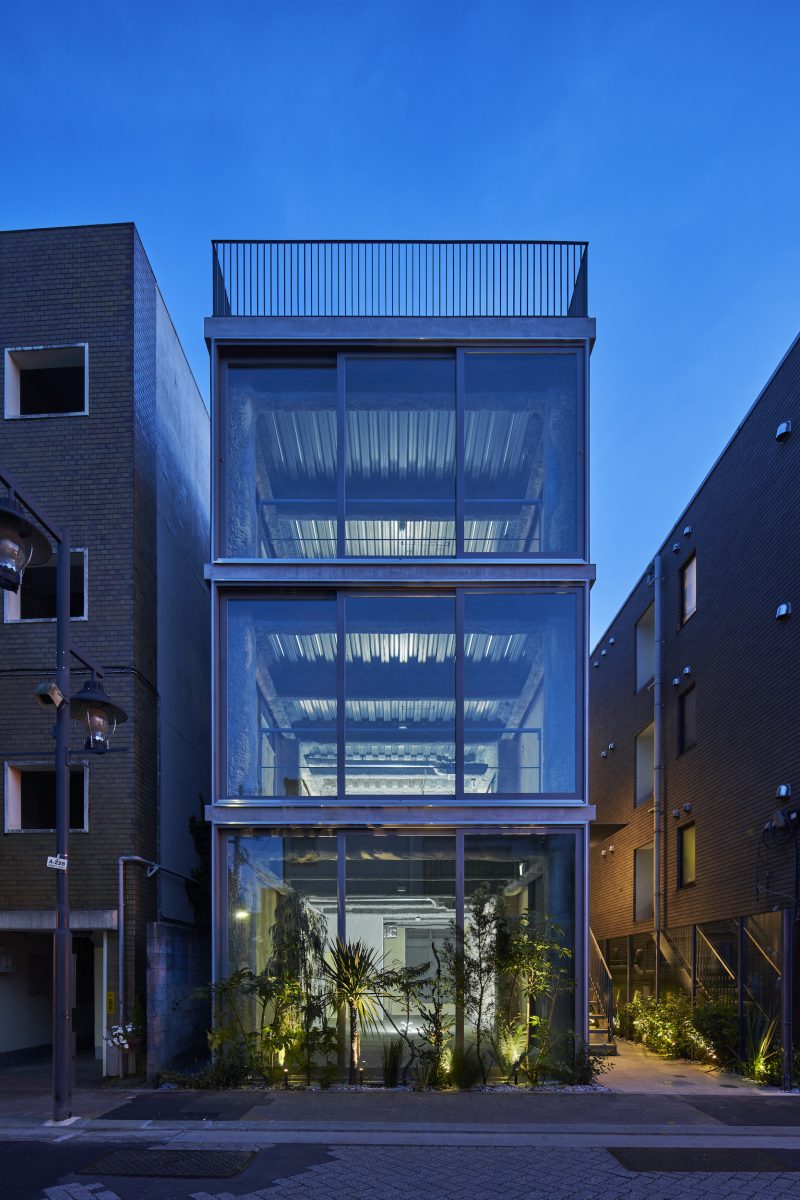 O BUILDING รีโนเวทตึกเก่า พร้อมกับเปลี่ยนซอกตึกให้น่าเดินด้วยวิวสีเขียวสะท้อนมิติของกระจก