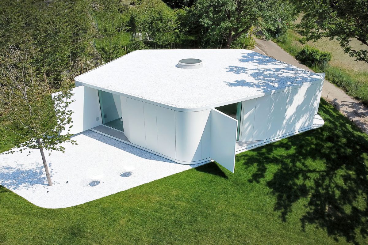 PINWHEEL HOUSE บ้านโมเดิร์นรูปห้าเหลี่ยมสีขาว ตากอากาศรับวิวทะเลสาบอิตาลี
