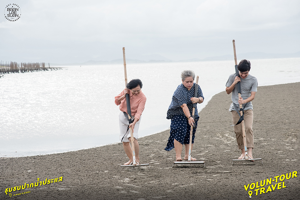 Local Alike ร่วมกับ Baanlaesuan Experiences ชวนคุณไปสัมผัสประสบการณ์การท่องเที่ยวแบบ ‘Volun-tour Travel’ พร้อมกับเรียนรู้วิถีชุมชนใน 3 หมุดหมายแนะนำ ‘ชุมชนบ้านถ้ำเสือ’ อำเภอแก่งกระจาน จังหวัดเพชรบุรี, ‘ชุมชนบางกะเจ้า’ อำเภอพระประแดง จังหวัดสมุทรปราการ และ ‘ชุมชนปากน้ำประแส’ อำเภอแกลง จังหวัดระยอง