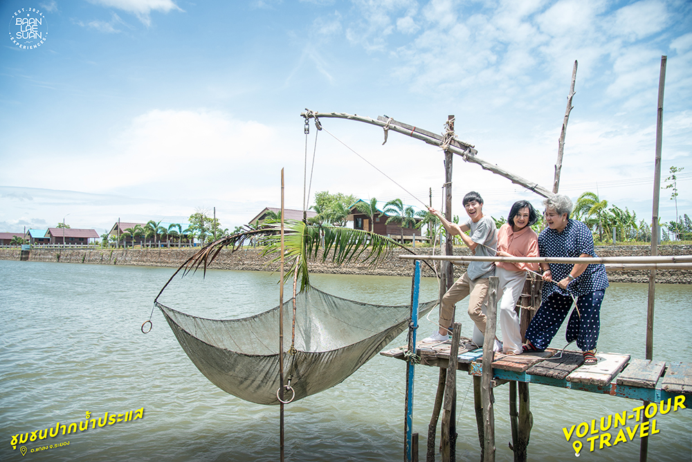Local Alike ร่วมกับ Baanlaesuan Experiences ชวนคุณไปสัมผัสประสบการณ์การท่องเที่ยวแบบ ‘Volun-tour Travel’ พร้อมกับเรียนรู้วิถีชุมชนใน 3 หมุดหมายแนะนำ ‘ชุมชนบ้านถ้ำเสือ’ อำเภอแก่งกระจาน จังหวัดเพชรบุรี, ‘ชุมชนบางกะเจ้า’ อำเภอพระประแดง จังหวัดสมุทรปราการ และ ‘ชุมชนปากน้ำประแส’ อำเภอแกลง จังหวัดระยอง