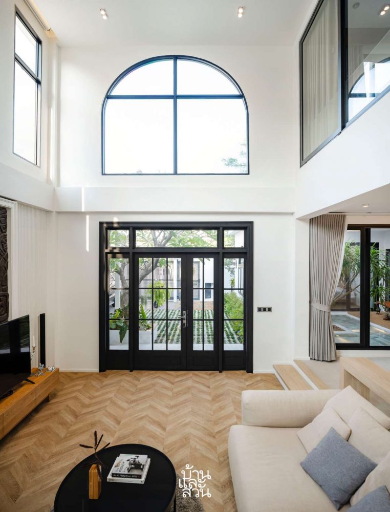 บ้านรีโนเวตสีขาว